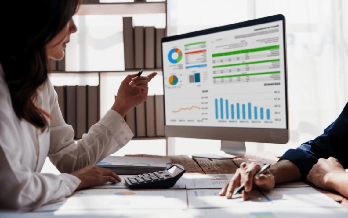 Participant analysant des documents financiers lors d'une session de formation Jumptech Byteflow