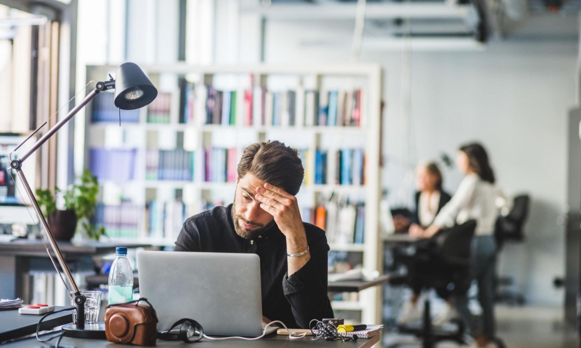 Séance de travail en groupe sur des données financières